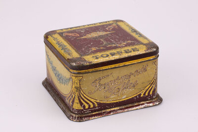 Ancienne boite en métal avec des teintes beiges et brunes de la marque Forget me not pour des Toffee