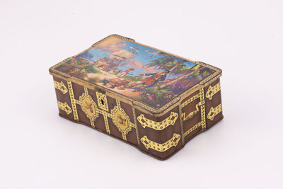 Ancienne boite en métal en forme de coffre-fort avec une peinture de pirates sur la partie supérieure de la marque de biscuit Thornes.