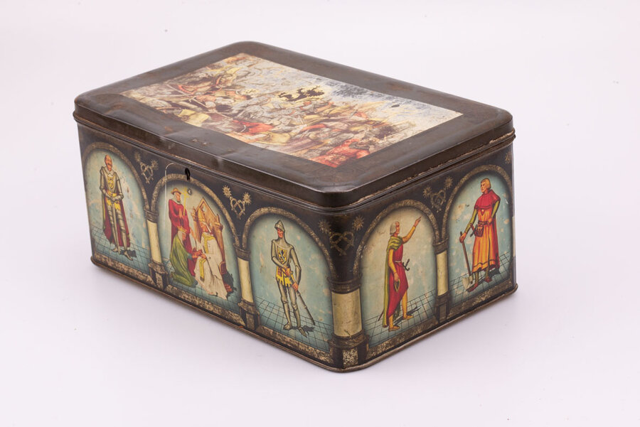 Ancienne boite en métal avec des dessins avec plein de chevaliers médiévaux avec des touches de bleu, blanc et de métal avec un texte écrit en néerlandais