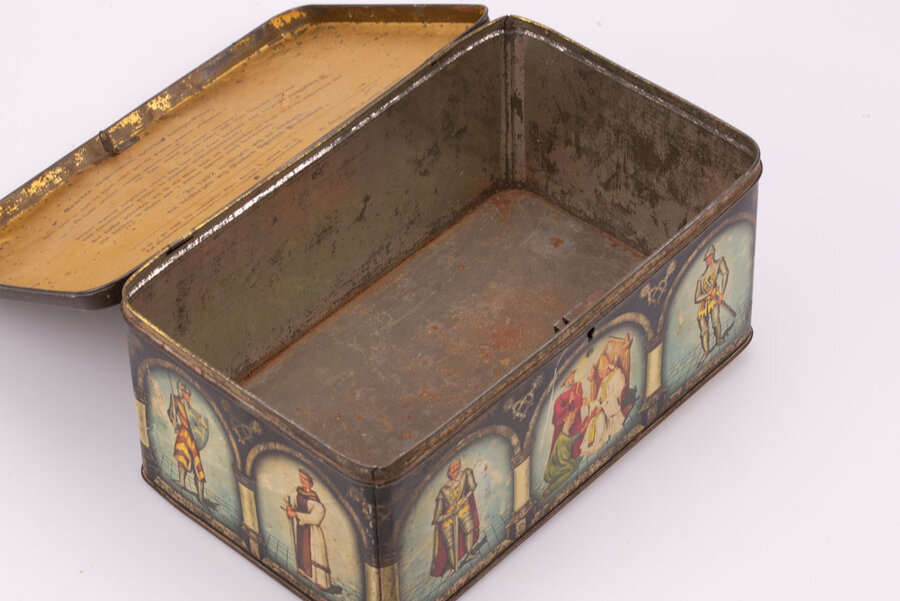 Ancienne boite en métal avec des dessins avec plein de chevaliers médiévaux avec des touches de bleu, blanc et de métal avec un texte écrit en néerlandais