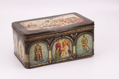 Ancienne boite en métal avec des dessins avec plein de chevaliers médiévaux avec des touches de bleu, blanc et de métal avec un texte écrit en néerlandais