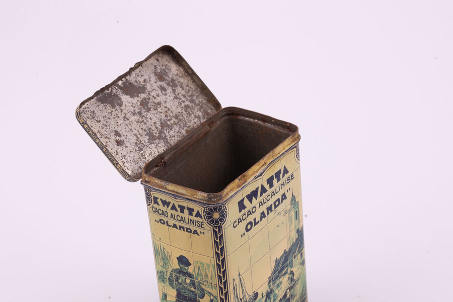 Ancienne boite en métal avec des teintes beiges et blanches et des beaux paysages hollandais de la marque Kwatta.