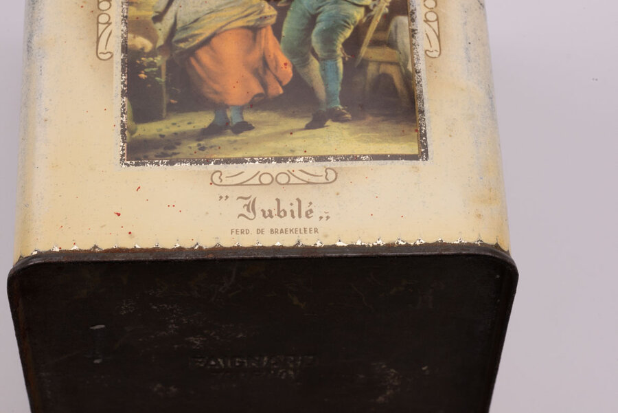 Ancienne boite en métal avec des teintes blanches et des dessins de peintures anciennes de la marque de café Faignard