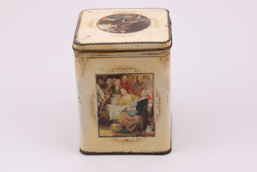 Ancienne boite en métal avec des teintes blanches et des dessins de peintures anciennes de la marque de café Faignard