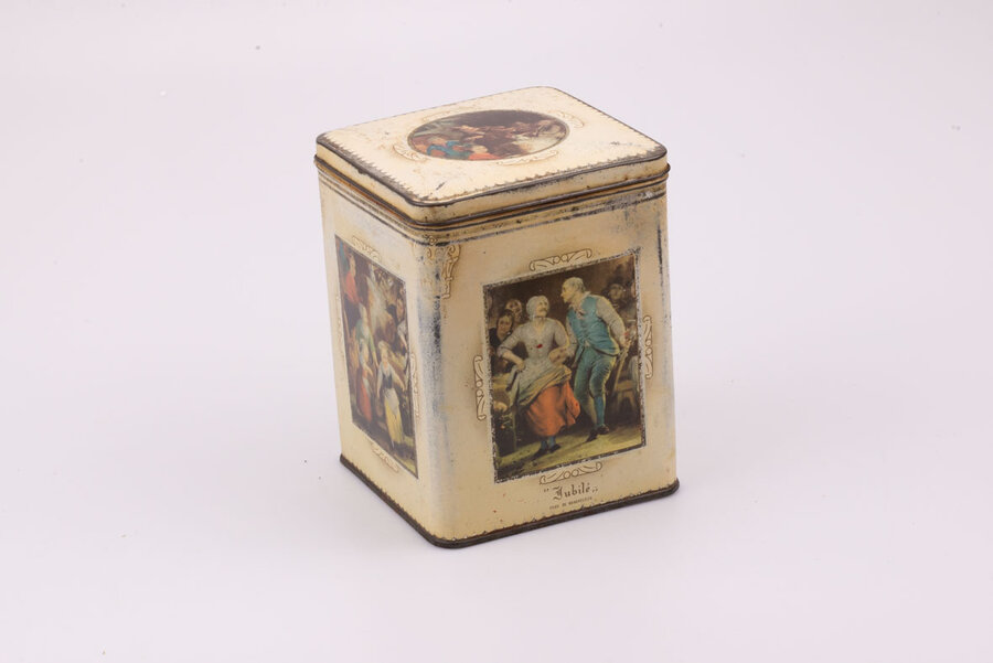 Ancienne boite en métal avec des teintes blanches et des dessins de peintures anciennes de la marque de café Faignard