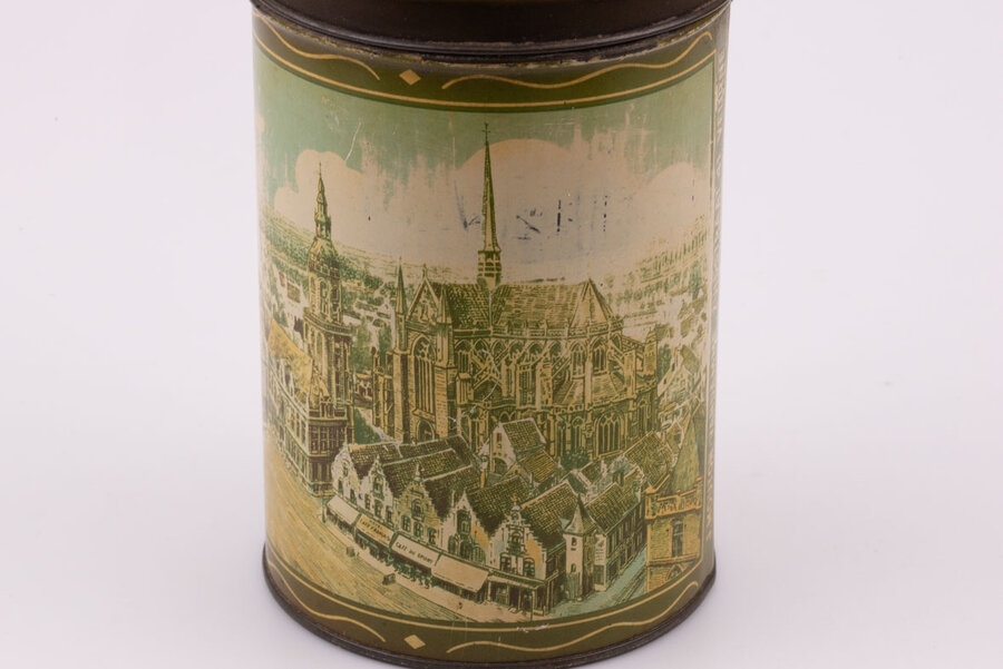 Boîte ancienne en métal  De Veurnsche Torens