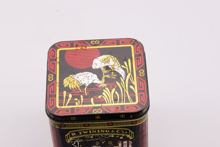 Ancienne boite en métal dans un style oriental avec des teintes noires, rouges et dorées de la marque R. Twining&co