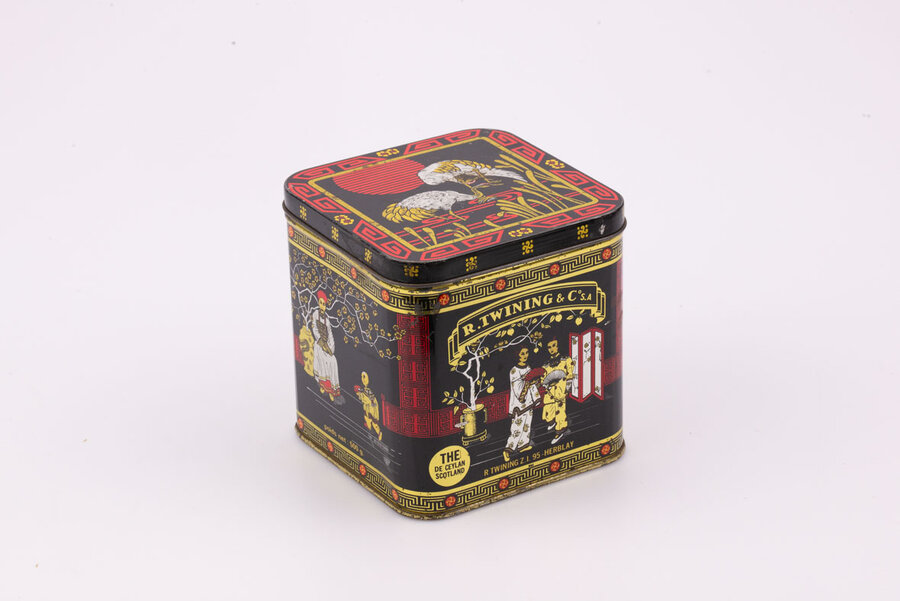 Ancienne boite en métal dans un style oriental avec des teintes noires, rouges et dorées de la marque R. Twining&co