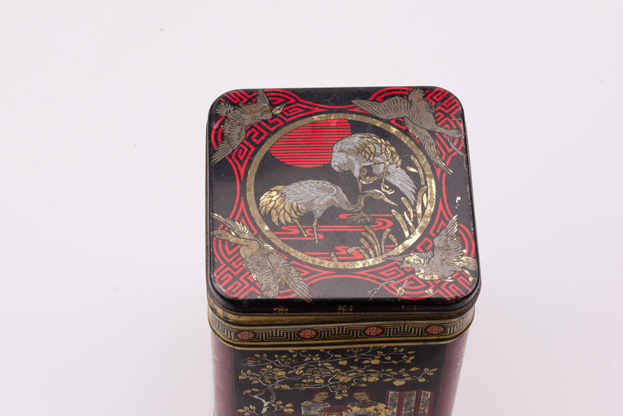 Ancienne boite en métal dans un style oriental avec des teintes noires, rouges et dorées de la marque R. 