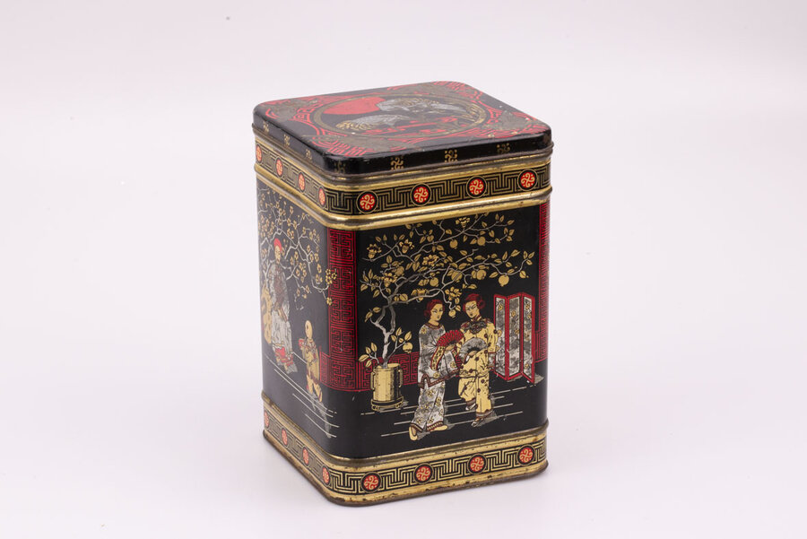 Ancienne boite en métal dans un style oriental avec des teintes noires, rouges et dorées de la marque R. 