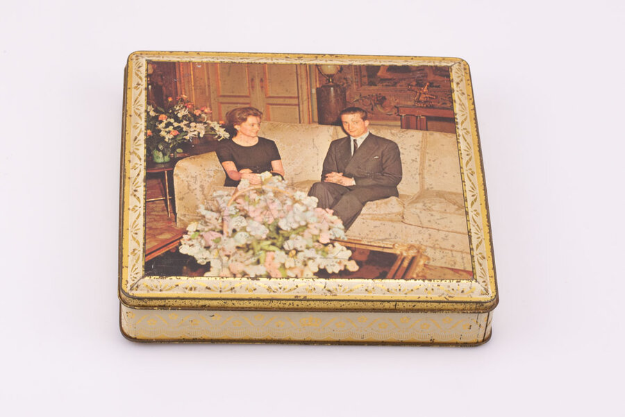 boite en métal avec des teintes jaunâtres et un dessin d'Albert et Paola dans les années 1959 de la marque Delacre.