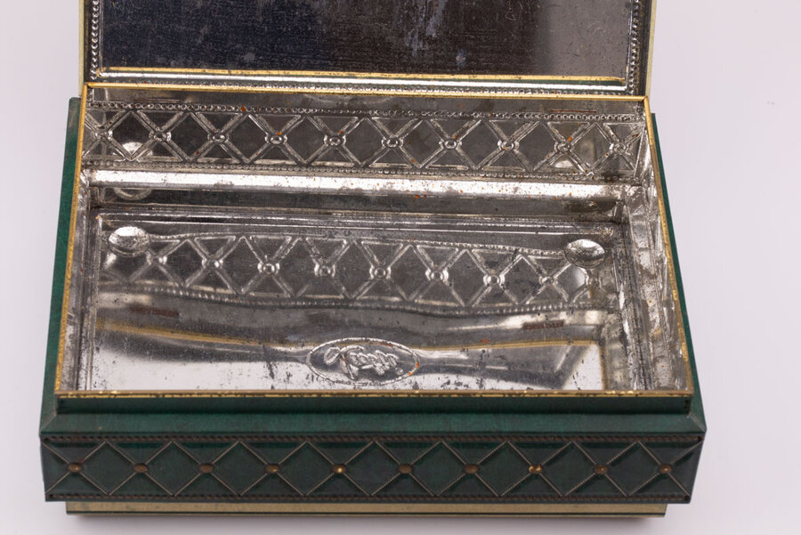 Ancienne boite en métal avec des teintes beiges et bleues avec un dessin de char de la marque Lutti