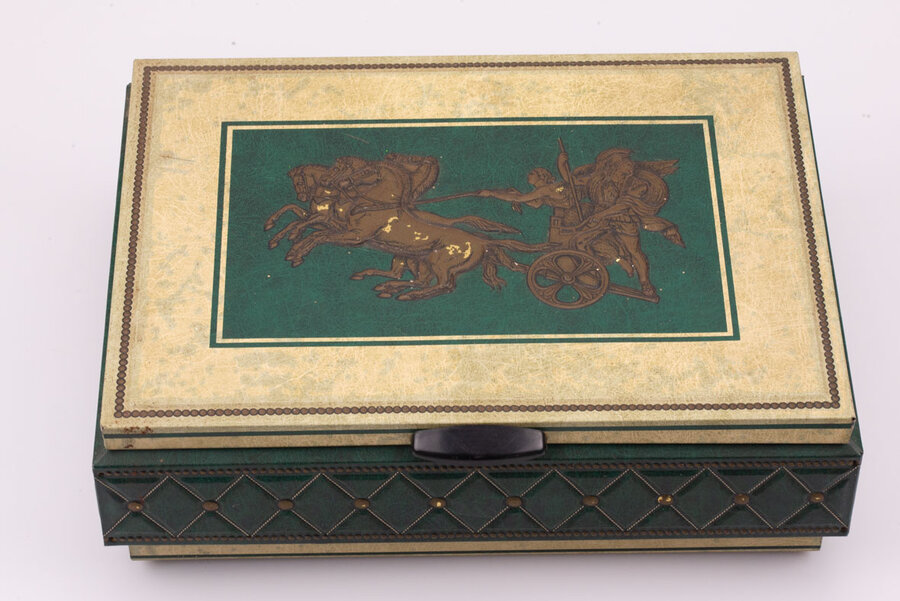 Ancienne boite en métal avec des teintes beiges et bleues avec un dessin de char de la marque Lutti