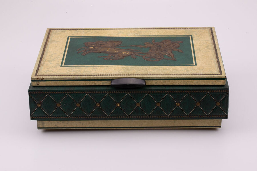 Ancienne boite en métal avec des teintes beiges et bleues avec un dessin de char de la marque Lutti