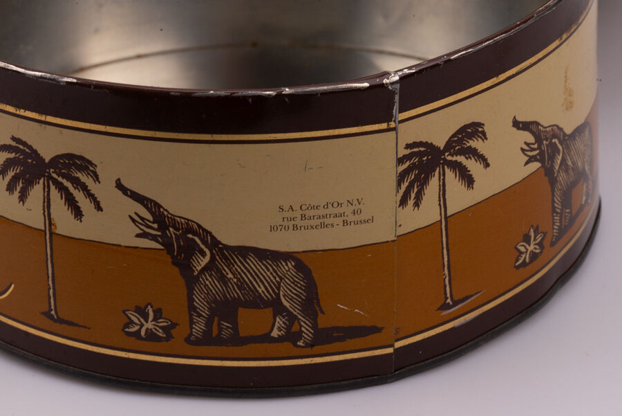 Ancienne boite en métal avec des teintes brunes-beiges de la marque de chocolat Côte d'or