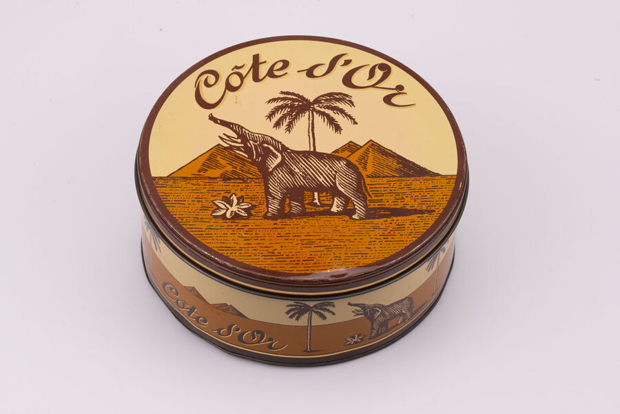 Ancienne boite en métal avec des teintes brunes-beiges de la marque de chocolat Côte d'or