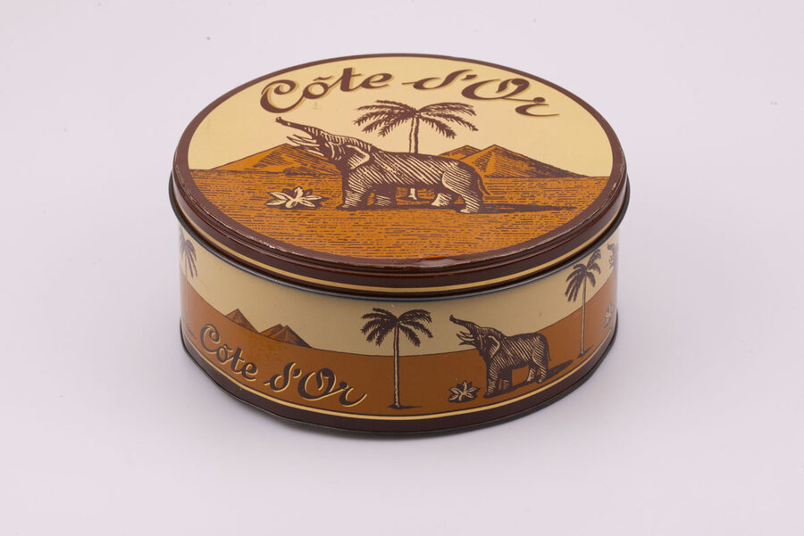 Ancienne boite en métal avec des teintes brunes-beiges de la marque de chocolat Côte d'or
