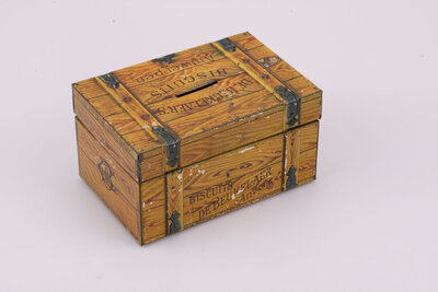 Ancienne boite en métal issue de la marque anversoise de biscuits De Beukelaer.