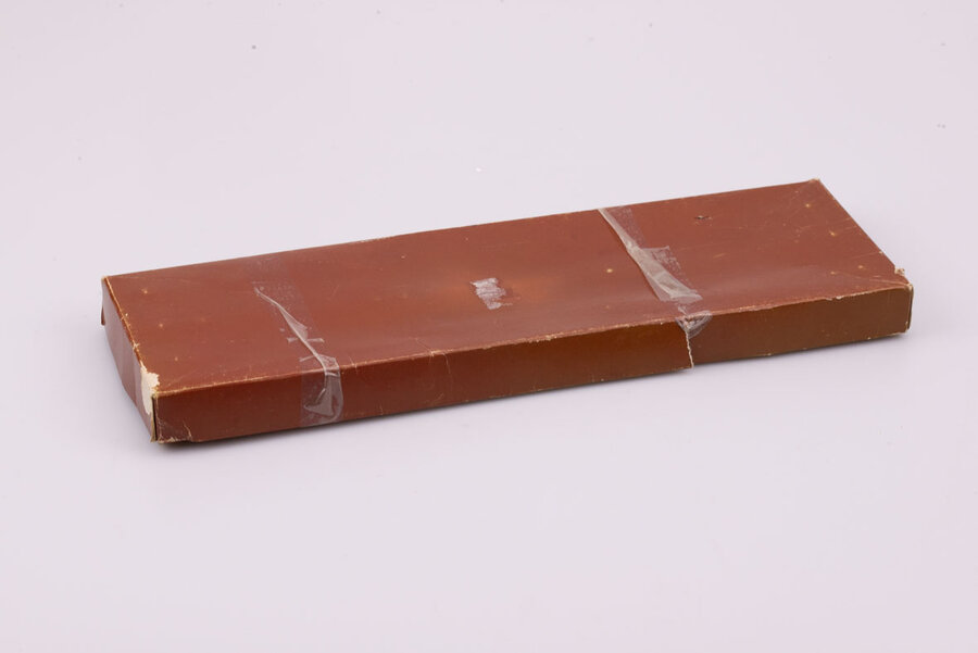 kit composé d'un couteau à pain, d'un couteau de cuisine et d'une fourchette à viande en bois et en acier.