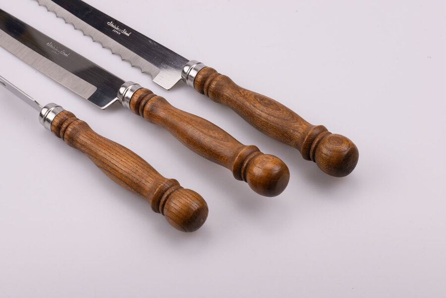 kit composé d'un couteau à pain, d'un couteau de cuisine et d'une fourchette à viande en bois et en acier.