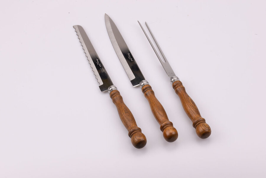 kit composé d'un couteau à pain, d'un couteau de cuisine et d'une fourchette à viande en bois et en acier.