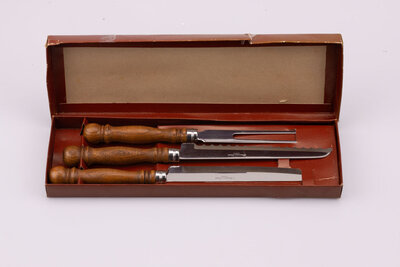kit composé d'un couteau à pain, d'un couteau de cuisine et d'une fourchette à viande en bois et en acier.