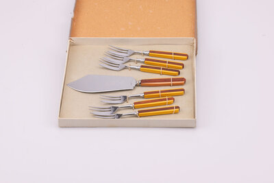 6 superbes fourchette à dessert ainsi qu'une pelle à tarte figure dans ce beau kit fourni dans sa boite d'origine.