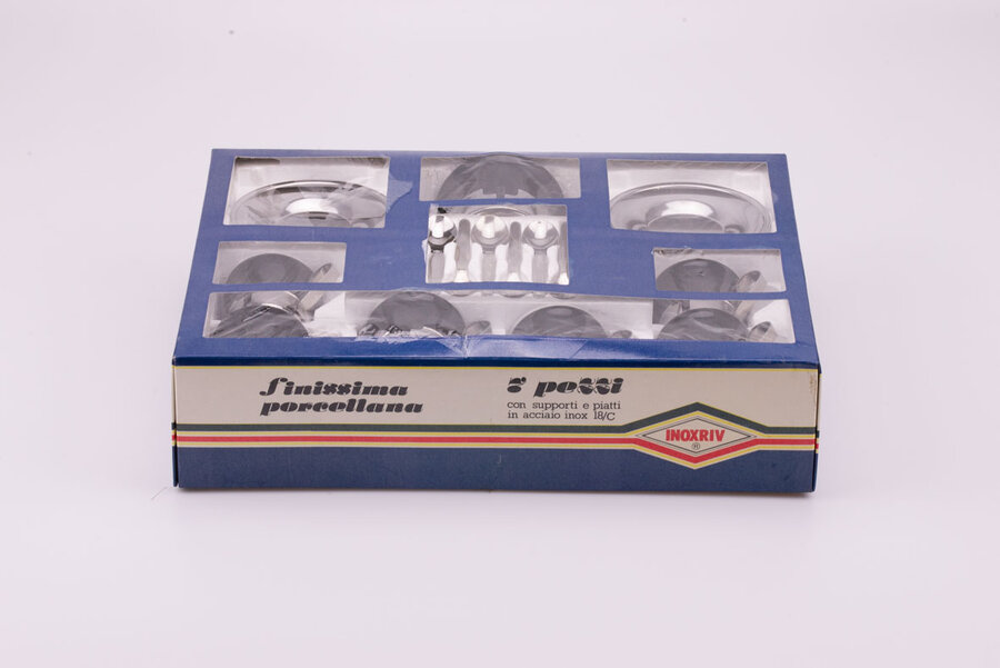 service à café composé de 6 tasses et leurs soucoupes en porcelaine et en inox, 6 cuillères et un pot à lait