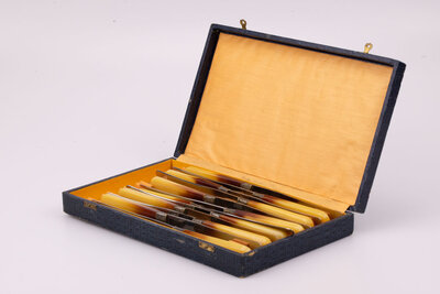  coffret composé de 12 couteaux de table en acier inoxydable. 