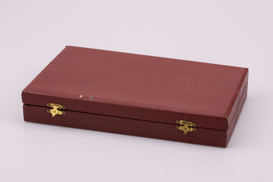 Coffret composé de 12 couteaux de table en acier inoxydable de la marque Fadeco