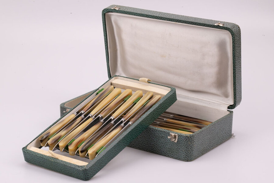 coffret composé 24 couteaux de tables dont 12 grands et 12 plus petits
