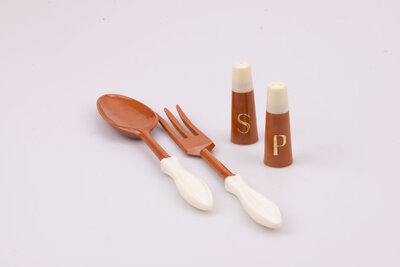 Mignon kit à salade composé d'un poivrier, d'une salière, d'une fourchette et d'une cuillère.