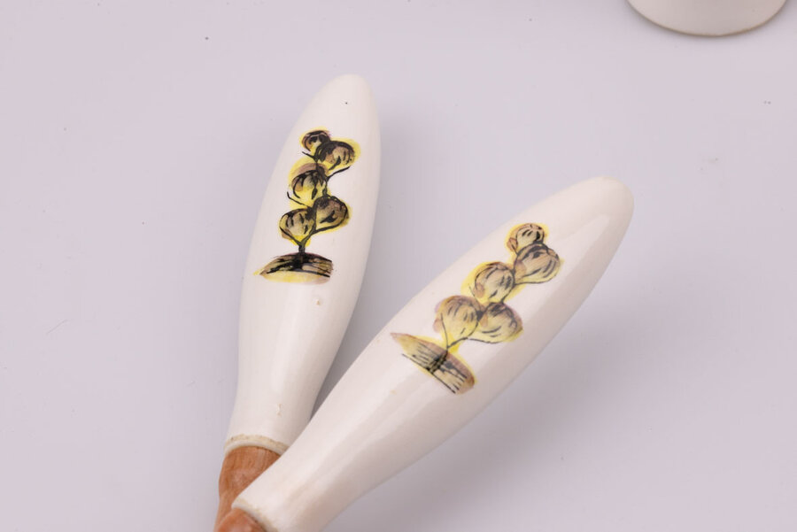 Kit à salade en porcelaine et en bois composé d'un poivrier, d'une salière, d'une cuillère et d'une fourchette à salade avec de mignons motifs dessinés