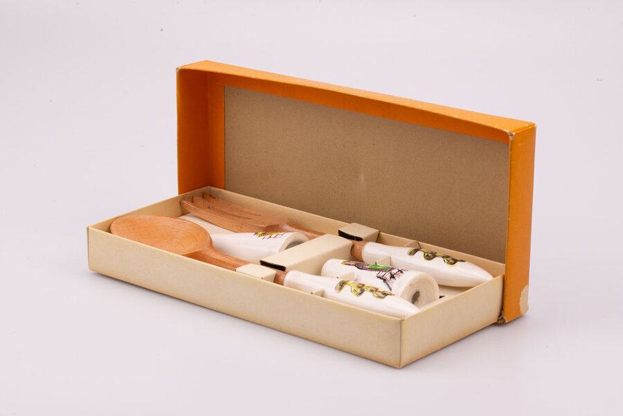 Kit à salade en porcelaine et en bois composé d'un poivrier, d'une salière, d'une cuillère et d'une fourchette à salade avec de mignons motifs dessinés
