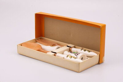 Kit à salade en porcelaine et en bois composé d'un poivrier, d'une salière, d'une cuillère et d'une fourchette à salade avec de mignons motifs dessinés