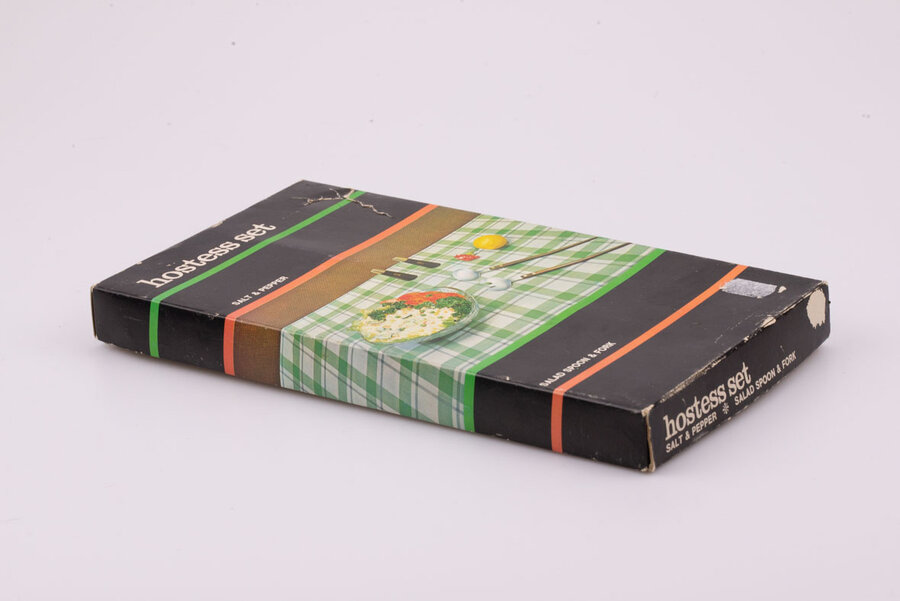 Kit à salade original avec un poivrier, une salière ainsi qu'une fourchette et une cuillère à salade en inox. 