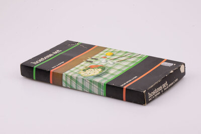 Kit à salade original avec un poivrier, une salière ainsi qu'une fourchette et une cuillère à salade en inox. 
