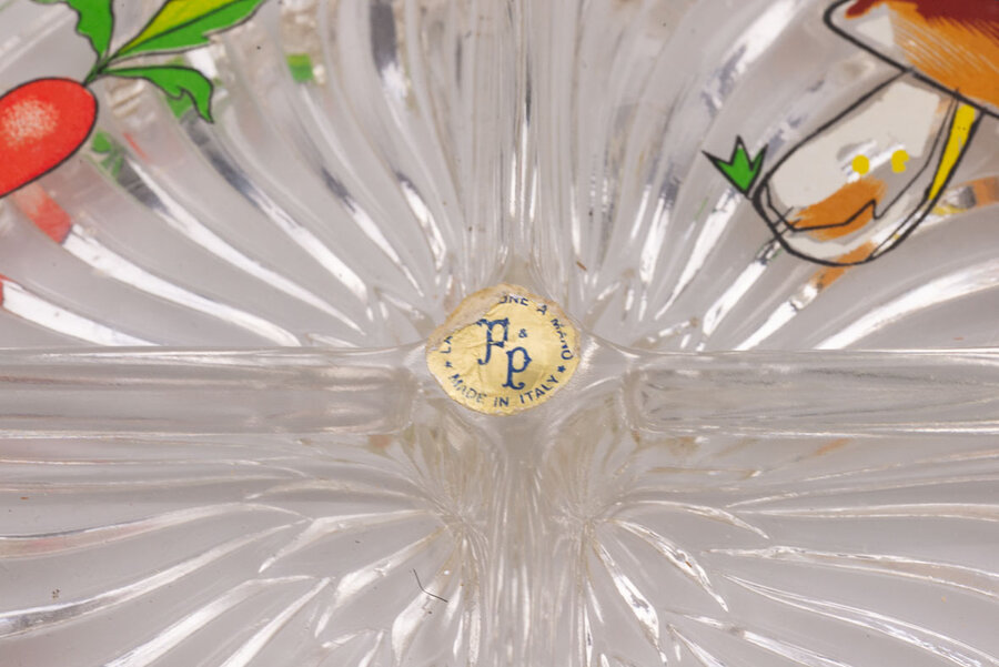  plateau apéritif en verre à 4 compartiments avec un aliment dessiné dans le fond de chacun des compartiments et avec un liseré doré