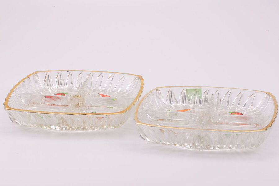 plateau apéritif en verre à 4 compartiments avec un aliment dessiné dans le fond de chacun des compartiments et avec un liseré doré