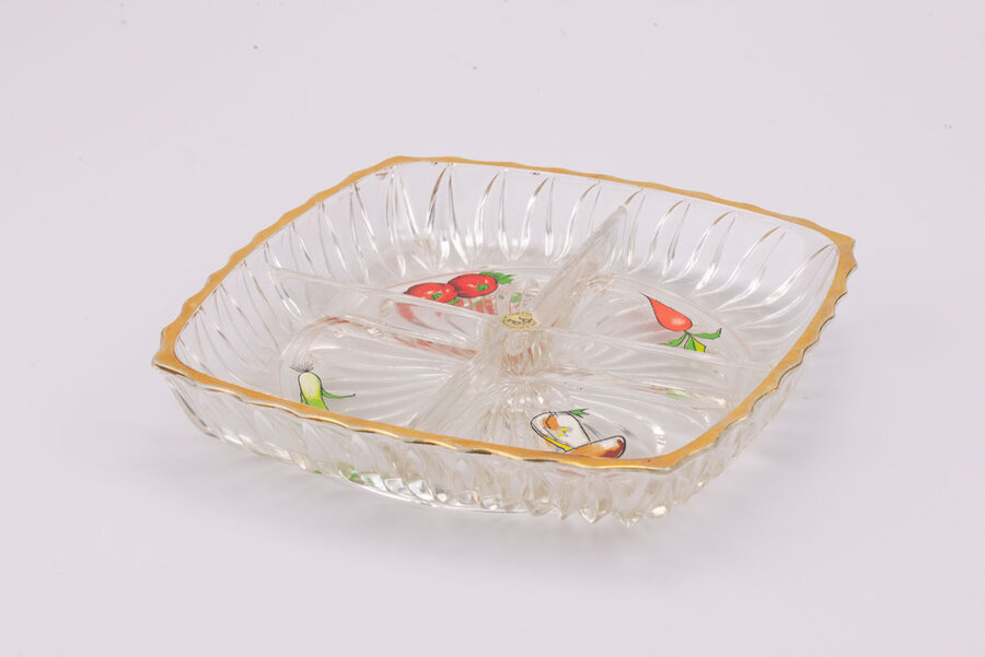  plateau apéritif en verre à 4 compartiments avec un aliment dessiné dans le fond de chacun des compartiments et avec un liseré doré