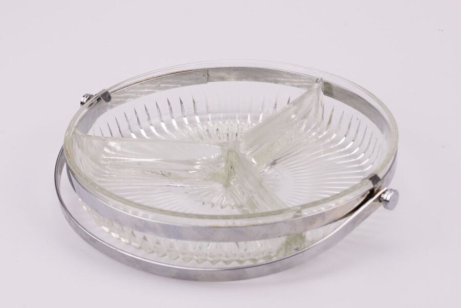 Plateau pour l'apéritif avec 3 compartiments en verre et un pourtour fait d'inox pour soutenir et déplacer l'objet facilement