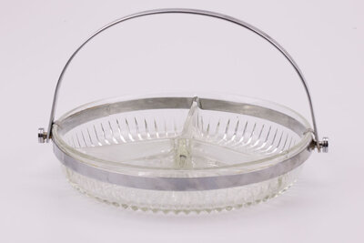 Plateau pour l'apéritif avec 3 compartiments en verre et un pourtour fait d'inox pour soutenir et déplacer l'objet facilement