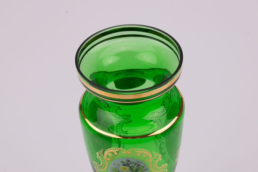 Vase en cristal vert dans un style bohème avec des motifs de fleurs et plusieurs liserés dorés