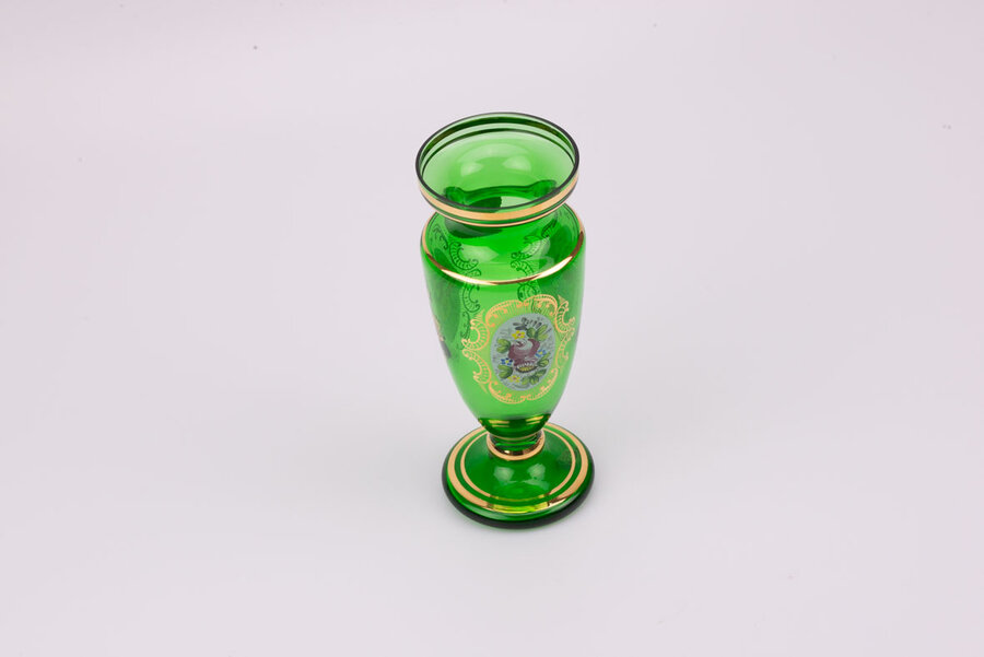 Vase en cristal vert dans un style bohème avec des motifs de fleurs et plusieurs liserés dorés