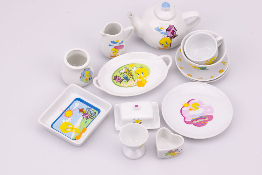 Ravissant kit vaisselle de Titi disposant de 2 tasses, un beurrier, 1 pot en forme de coeur, 2 plateaux, 1 pot à lait, 1 sucrier, 3 petites assiettes, un coquetier et une théière.