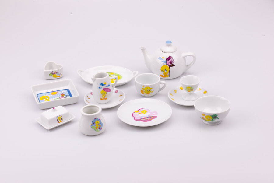 Ravissant kit vaisselle de Titi disposant de 2 tasses, un beurrier, 1 pot en forme de coeur, 2 plateaux, 1 pot à lait, 1 sucrier, 3 petites assiettes, un coquetier et une théière.
