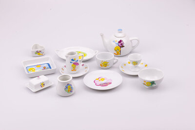 Ravissant kit vaisselle de Titi disposant de 2 tasses, un beurrier, 1 pot en forme de coeur, 2 plateaux, 1 pot à lait, 1 sucrier, 3 petites assiettes, un coquetier et une théière.