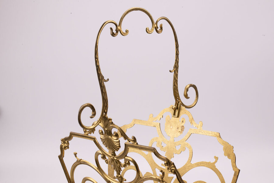 Porte-journal en métal doré avec une plaque de marbre jaunâtre sur laquelle reposera vos objets