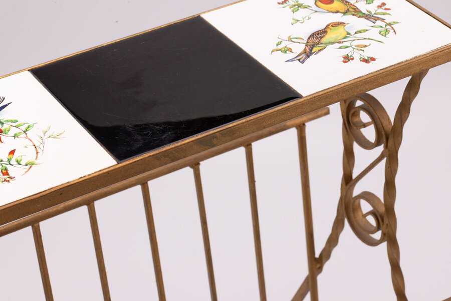 Tablette porte journeau fer forgé doré et faïence