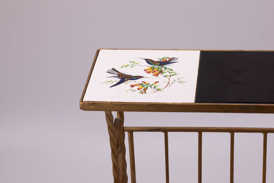 Porte-journaux en fer forgé doré avec tablettes en faïence et dessins d'oiseaux posés sur la partie supérieure de l'objet